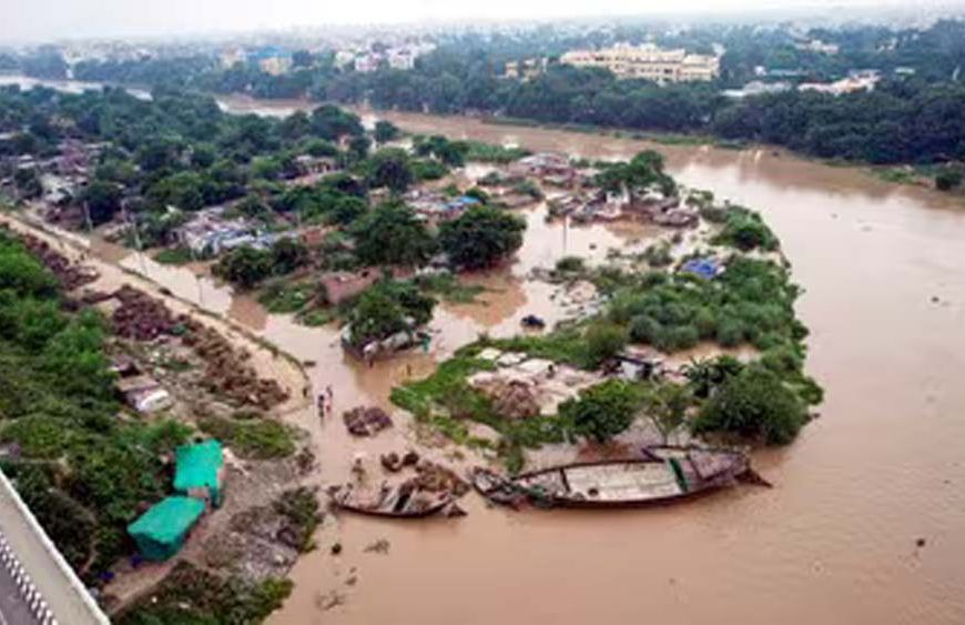 बिहार में गंगा उफान पर, कई नदियां खतरे के निशान से ऊपर