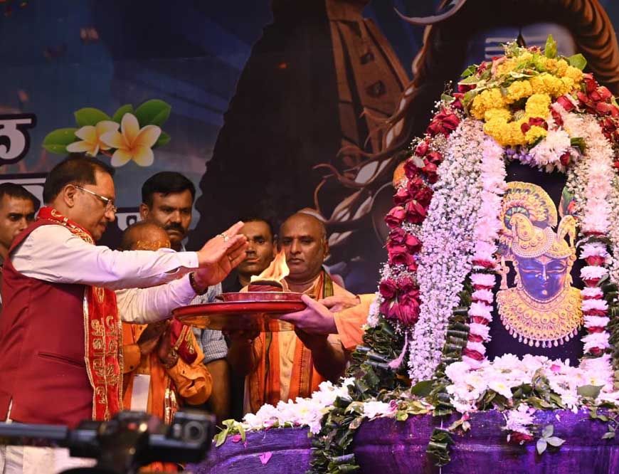 मुख्यमंत्री विष्णु देव साय ने भगवान शिव का रुद्राभिषेक कर प्रदेशवासियों के सुख-समृद्धि और खुशहाली की कामना की