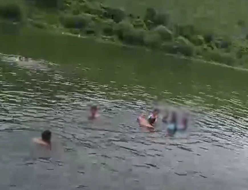 स्कूल की लड़कियों संग पिकनिक पर गया प्रिंसिपल, डैम में बिना कपड़ों के नहाते VIDEO वायरल; मचा हड़कंप