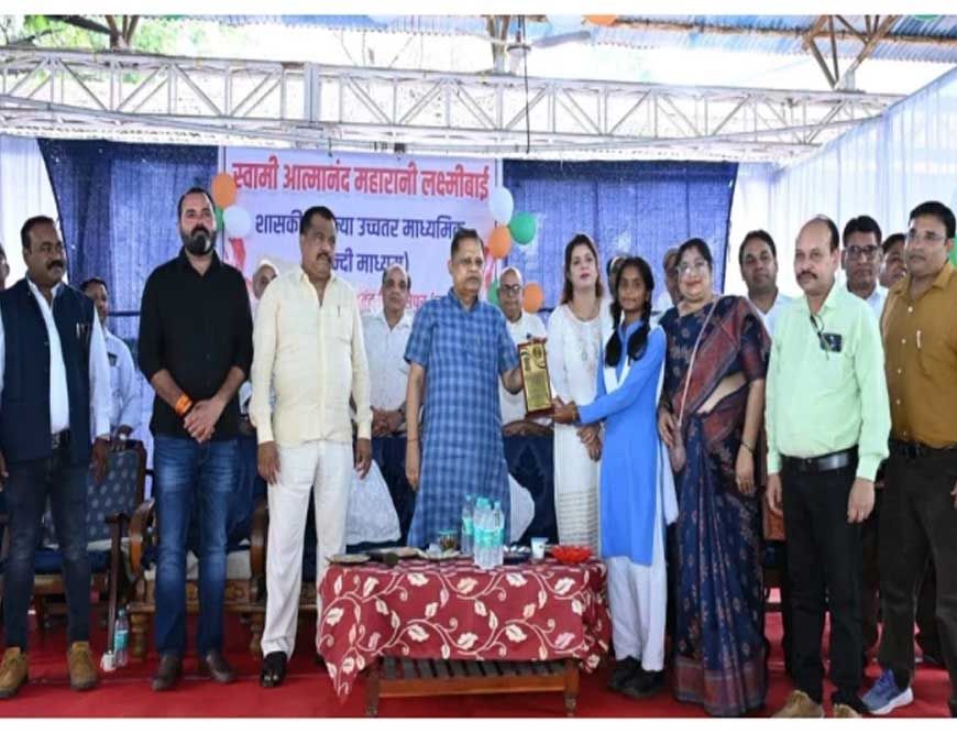 बिलासपुर की ग्रामीण बेटियों का कमाल! दीवार पर थूकते ही बजेगा अलार्म, बारिश में खुद खुलेगा छाता