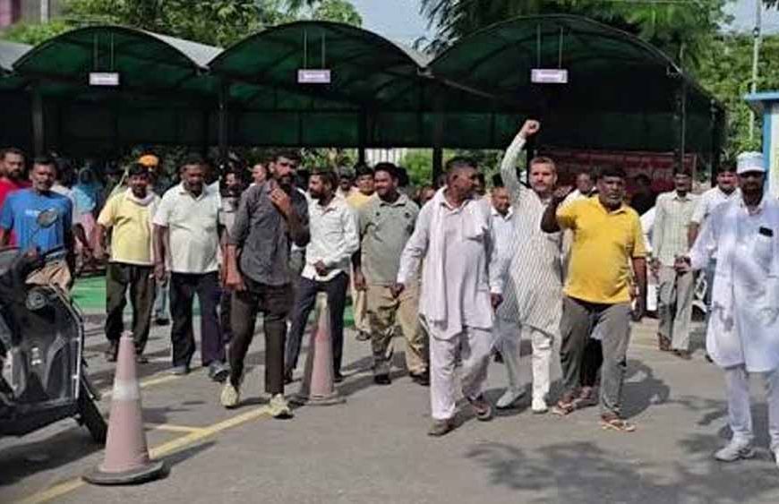 सिरसा नगर परिषद पर जड़ा ताला, सफाई कर्मचारियों को हिरासत में लेने पर भड़का गुस्सा