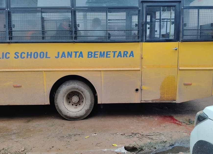 CG में स्कूल बस अनियंत्रित होकर पलटी, 18 बच्चे घायल; मची चीख-पुकार