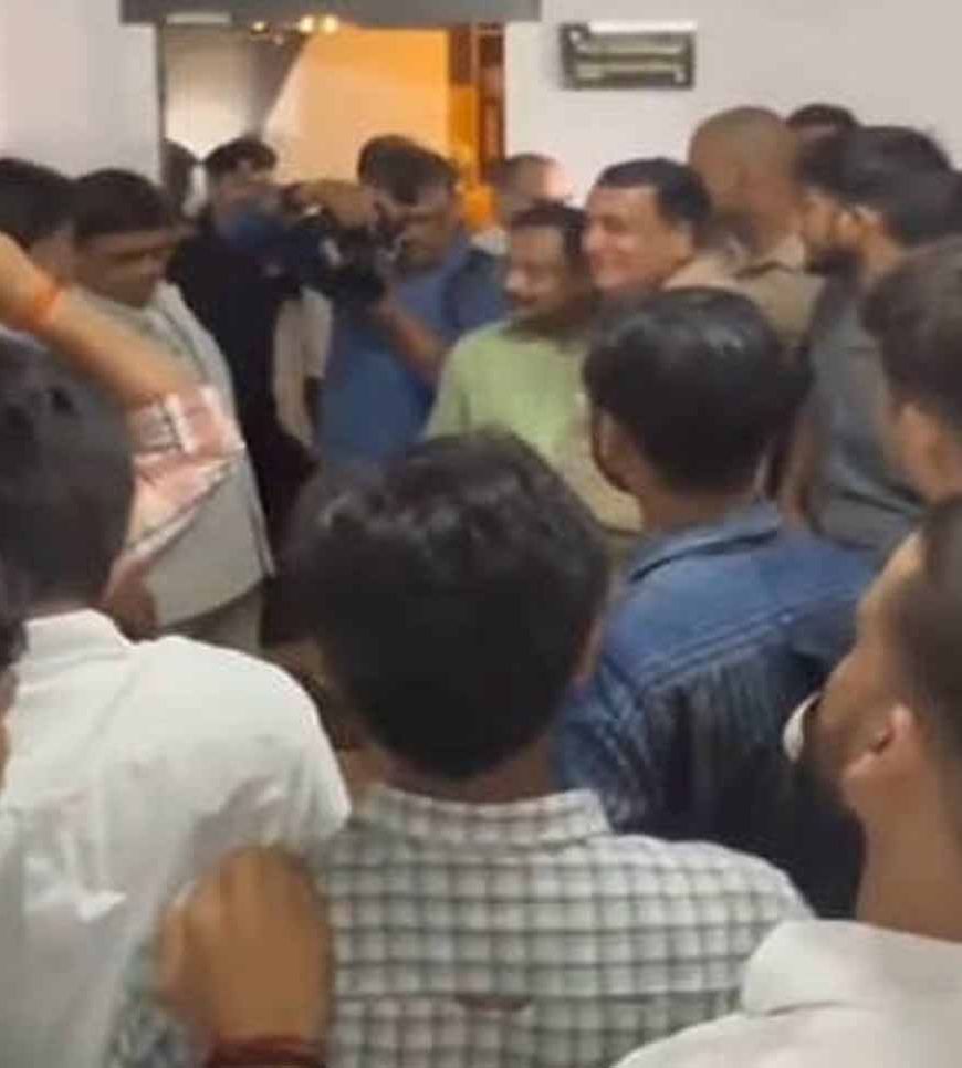 PU में फीस बढ़ोतरी पर छात्रों का बड़ा प्रदर्शन, सभी गेट बंद कर VC कार्यालय के बाहर धरना