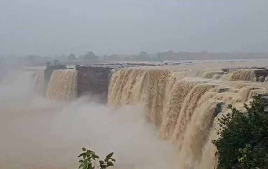 CG में लगातार बारिश से उफान पर इंद्रावती नदी, दर्जनों गांवों का टूटा संपर्क