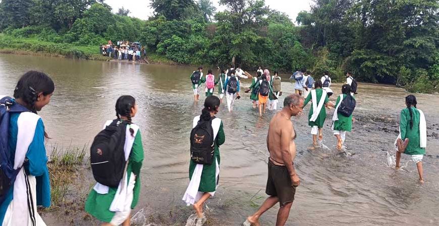 भविष्य बनाने की चाह में बढ़े पानी के बीच से नदी पार कर पढ़ने जाने को मजबूर छात्र