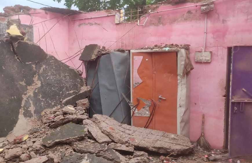 CG में जर्जर पंचायत भवन की छत गिरी, मलबे में दबे सरकारी दस्तावेज; सरपंच-सचिव बाल-बाल बचे