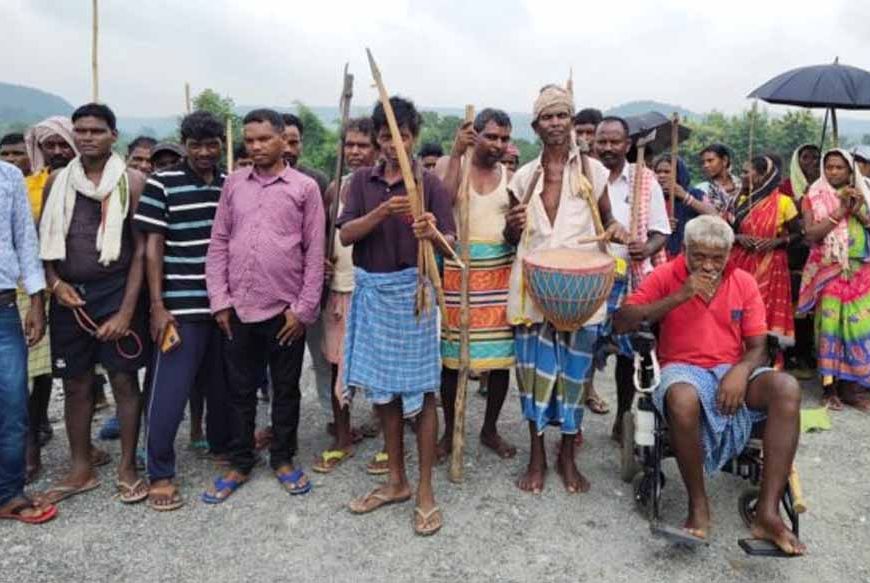 देवेंद्र नाथ महतो की भर्ती सुधार यात्रा का विरोध, हथियारों के साथ डटे ग्रामीण