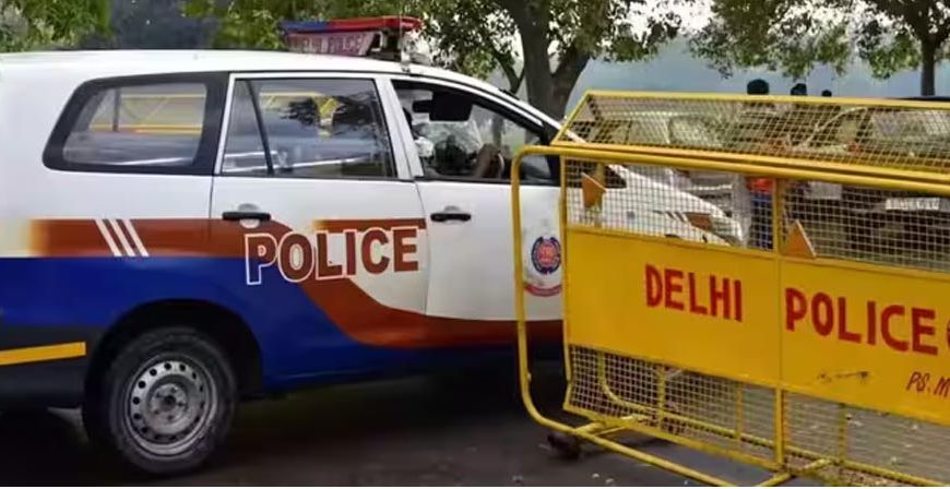 iPhone की EMI का बढ़ा बोझ, डांस टीचर ने यमुना में लगाई छलांग, पुलिस ने बचाया