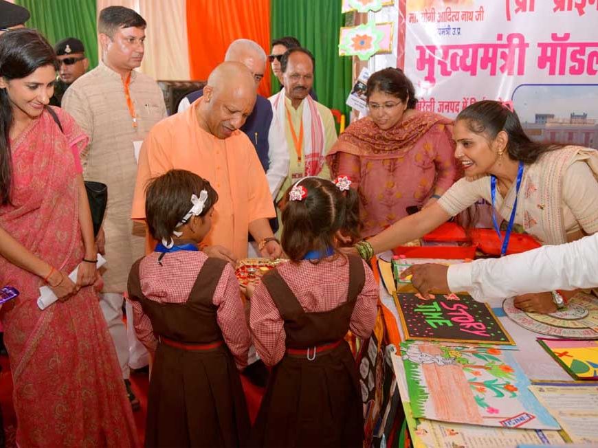 स्कूली बच्चियों ने मुख्यमंत्री को बांधी राखी, सीएम ने दिया उज्जवल भविष्य का आशीर्वाद
