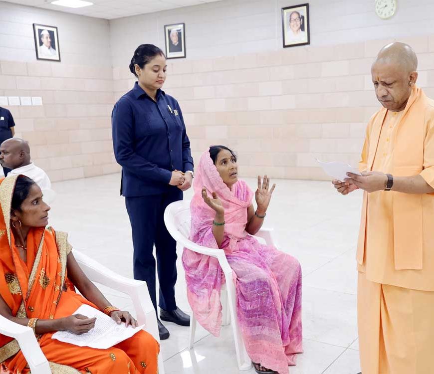 सीएम योगी ने महिला को गाय देने और दिव्यांग की भूमि से अवैध कब्जा हटाने का दिया निर्देश