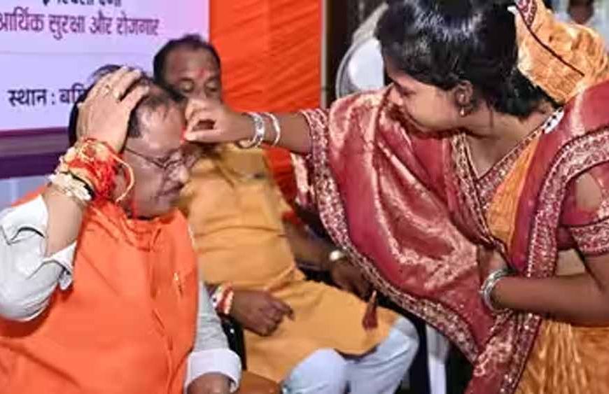 शहीद जवान की पत्नी ने CM साय को बांधी राखी, बोले- सगी बहन से बढ़कर बहन मिली