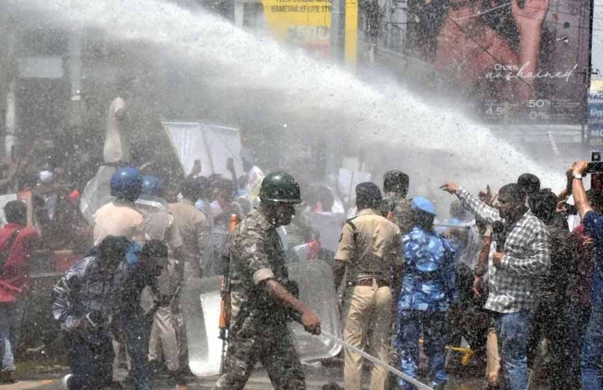 BPSC TRE 4: वाटर कैनन के बीच शैंपू लगाकर नहाने लगा छात्र, पथराव के बाद लाठीचार्ज