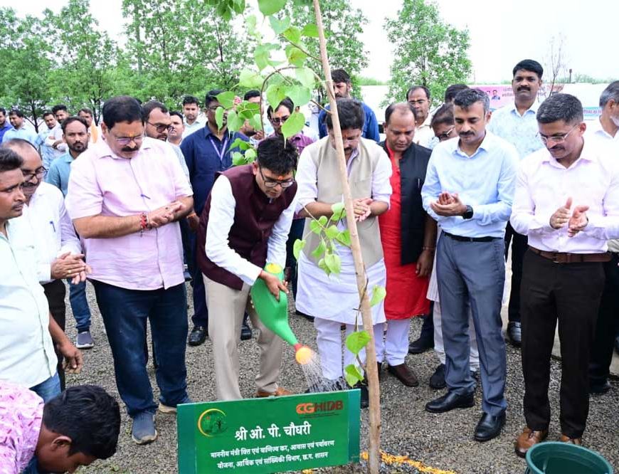 नवा रायपुर को देश की अग्रणी ग्रीनफील्ड सिटी के रूप में विकसित करने पर जोर : आवास एवं पर्यावरण मंत्री  ओ.पी. चौधरी
