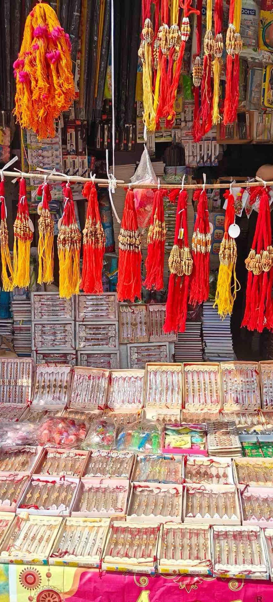 रक्षाबंधन को लेकर नरपतगंज के बाजारों में बढ़ी रौनक, सजीं रंग-बिरंगी राखियां