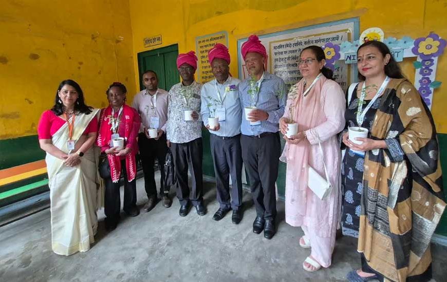 योगी सरकार के निपुण मॉडल को समझने गाजियाबाद पहुंचे पांच देशों के प्रतिनिधि, 11 परिषदीय विद्यालयों में देखा कक्षा शिक्षण