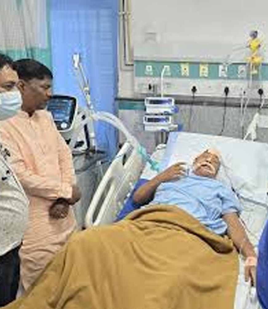 सड़क हादसे में घायल जवानों से मिलने जगदलपुर अस्पताल पहुंचे वन मंत्री