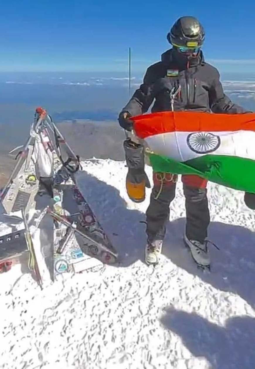 मध्यप्रदेश पुलिस की महिला आरक्षक वर्षा पटेल ने यूरोप की सर्वोच्च चोटी माउंट एल्ब्रुस पर फहराया तिरंगा