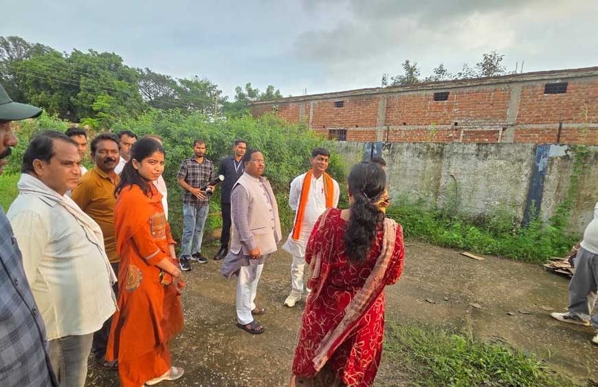 मंत्री  रामविचार नेताम ने किया पोस्ट मैट्रिक आदिवासी कन्या छात्रावास का आकस्मिक निरीक्षण