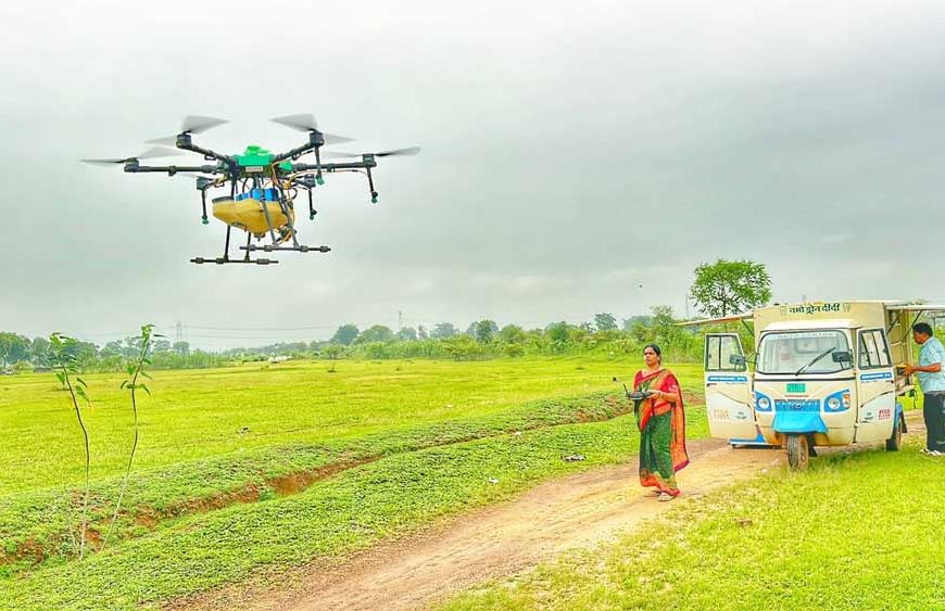 ड्रोन के पंखों से आत्मनिर्भरता की उड़ान, ‘विष्णु भैया’ की योजनाओं से हेमलता बनीं ड्रोन दीदी