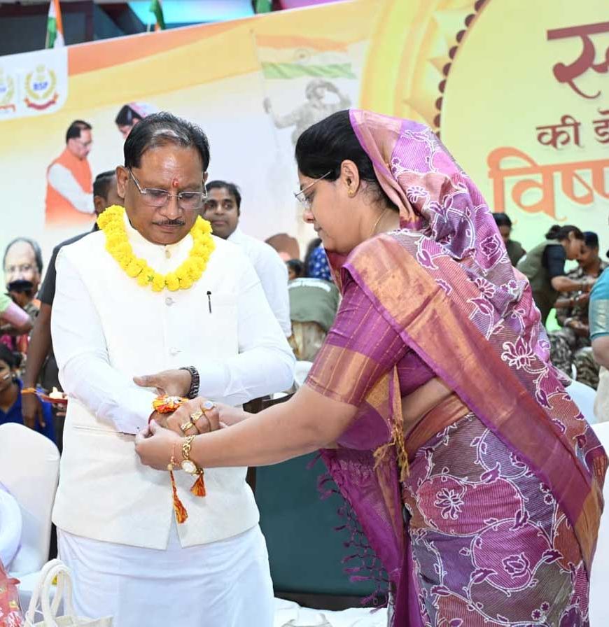 राखी बंधवाकर भावुक हुए मुख्यमंत्री  साय
