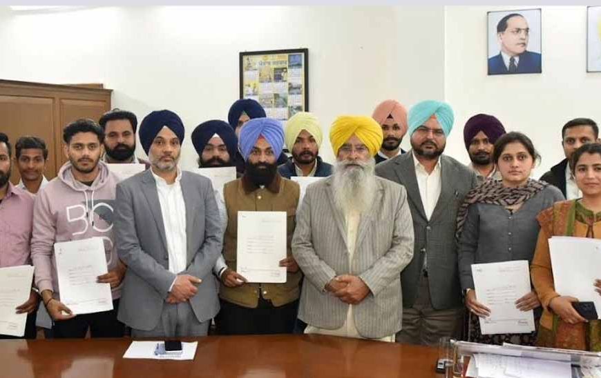 पंजाब के मंत्री गुरमीत खुड्डियां ने चार युवाओं को सौंपे सरकारी नौकरी के नियुक्ति पत्र