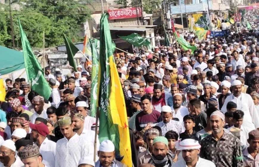 डीजे की तेज धमक से घरों में गिरे बर्तन, जुलूस में खुलेआम चली प्रतिबंधित कार्बाइड गन