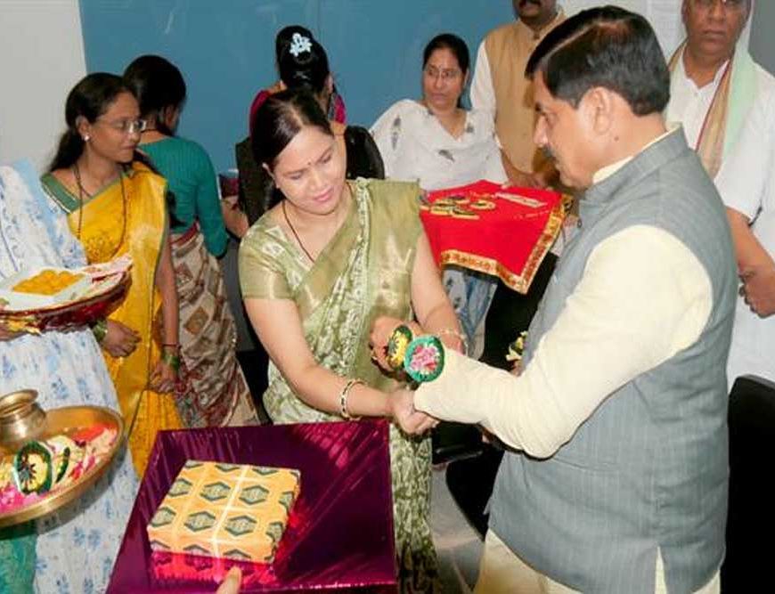 लाड़ली बहनों ने मुख्यमंत्री डॉ. यादव को बांधी स्नेह और विश्वास से भरी राखियां