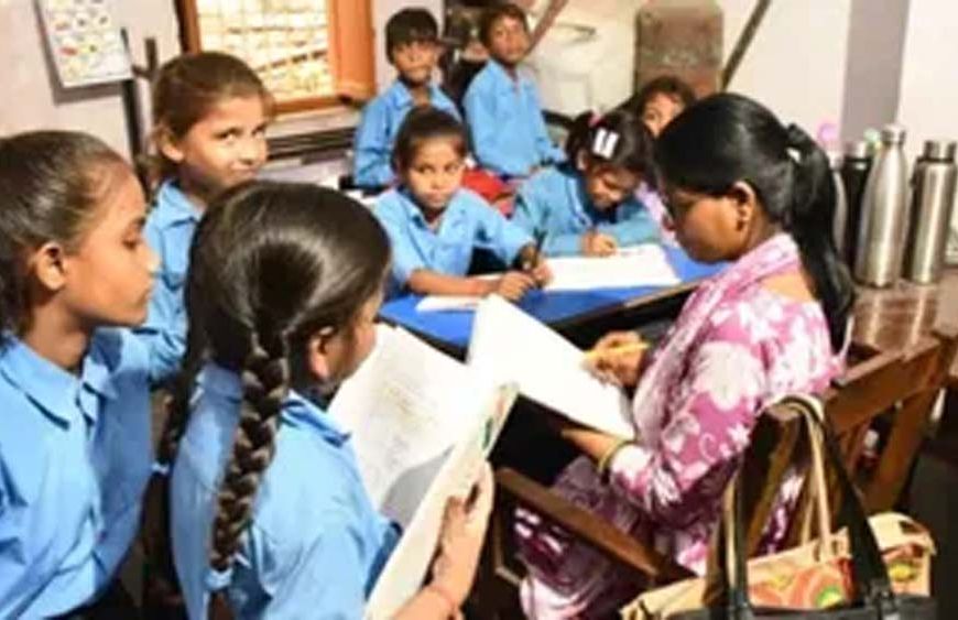 स्कूलों की बदहाली के वीडियो पर सख्ती, प्रयागराज में भ्रामक पोस्ट करने वालों पर FIR की तैयारी