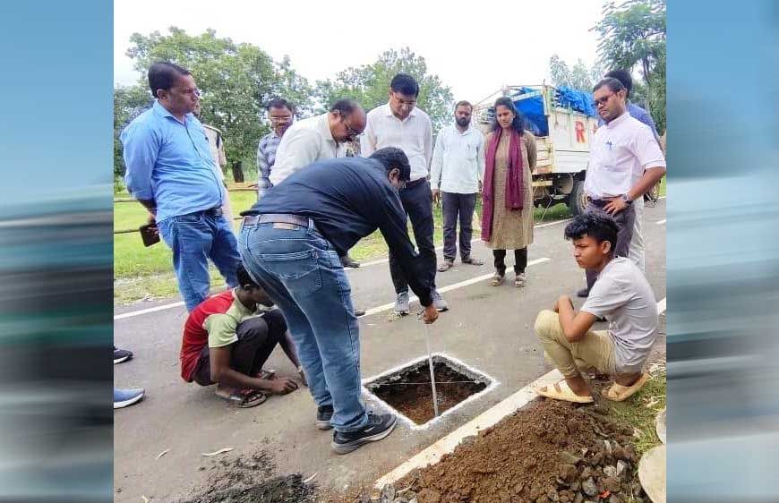 पिट लगाकर जांची सड़क की परतें, पीएमजीएसवाई सड़कों की गुणवत्ता पर कलेक्टर की पैनी नजर