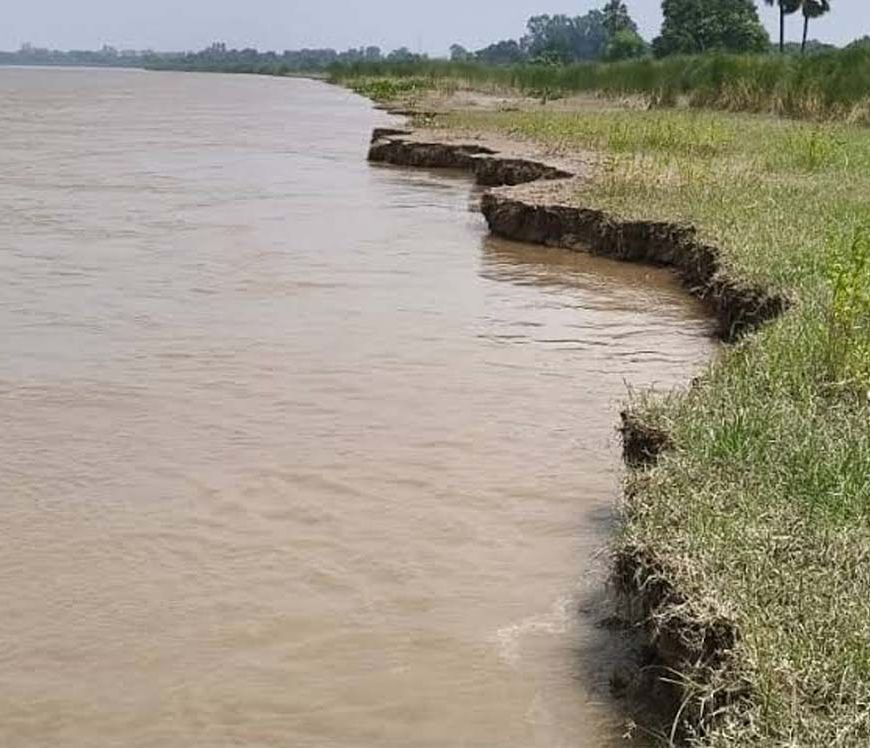 सरयू का जलस्तर खतरे के निशान से 30 सेमी नीचे, घटते पानी के साथ तेज हुआ कटान