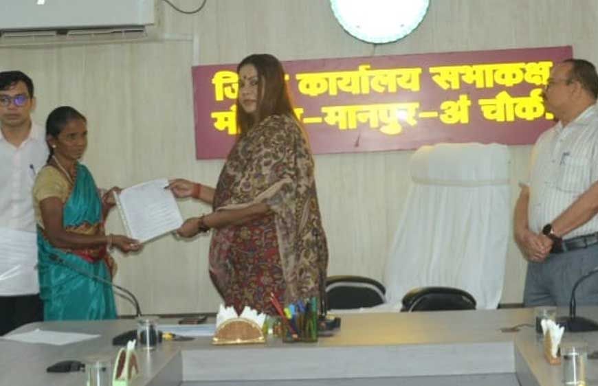 रायपुर में नक्सल पीड़ित 5 परिवारों को मिली शासकीय सेवा, कलेक्टर ने सौंपे नियुक्ति पत्र