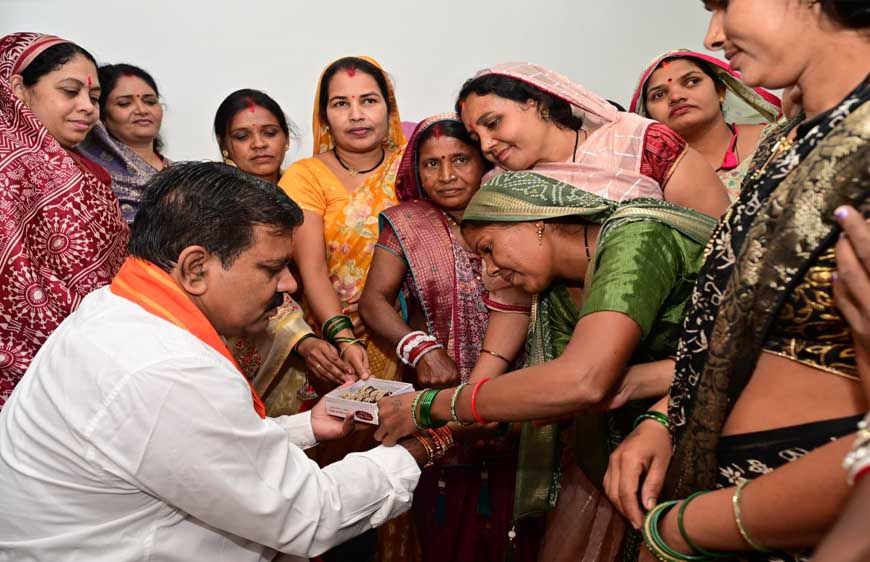 रायपुर : बिहान की दीदियों ने उपमुख्यमंत्री विजय शर्मा को राखी बांधकर दी बधाई, साझा किए गुजरात भ्रमण के अनुभव