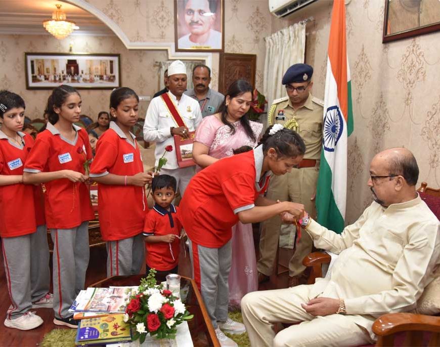 लोक भवन में गूंजा अपनत्व का संदेश, दिव्यांग बच्चों ने राज्यपाल  रमेन डेका को बांधा रक्षा सूत्र