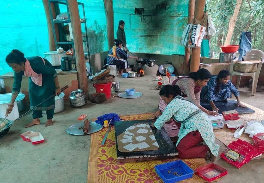 उद्यमिता की नई मिसाल बस्तर की महिलाओं ने तैयार की बिना शक्कर वाली ऑर्गेनिक काजू-कतली