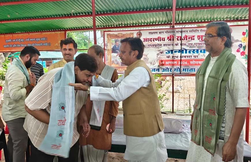 उप मुख्यमंत्री ने जान जोखिम में डालकर गायों की रक्षा करने वाले गौ सेवकों को किया सम्मानित