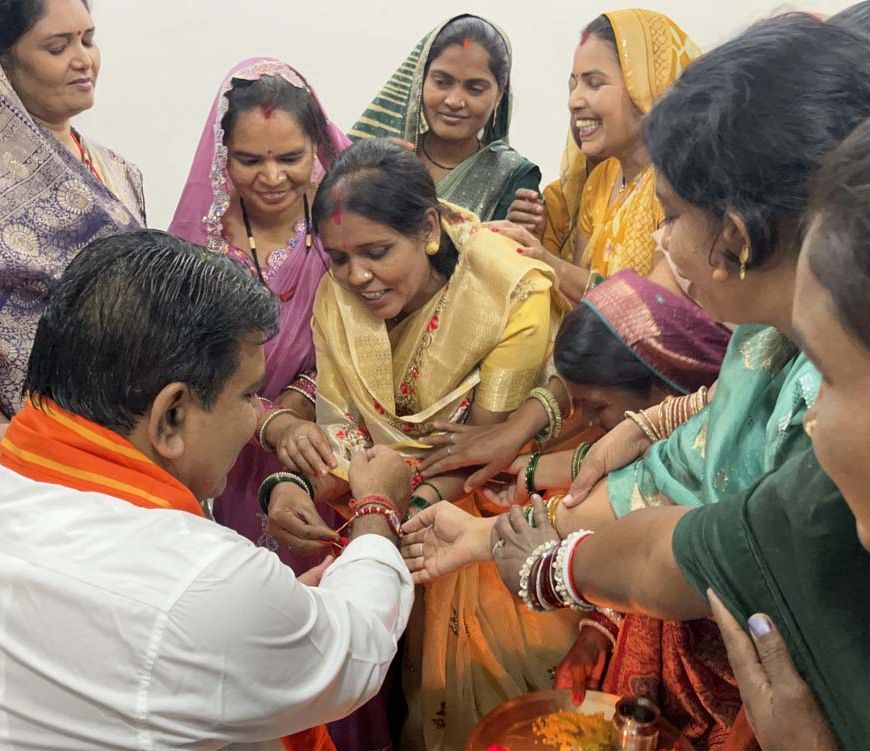 बिहान की दीदियों ने उपमुख्यमंत्री  विजय शर्मा को राखी बांधकर दी बधाई, साझा किए गुजरात भ्रमण के अनुभव