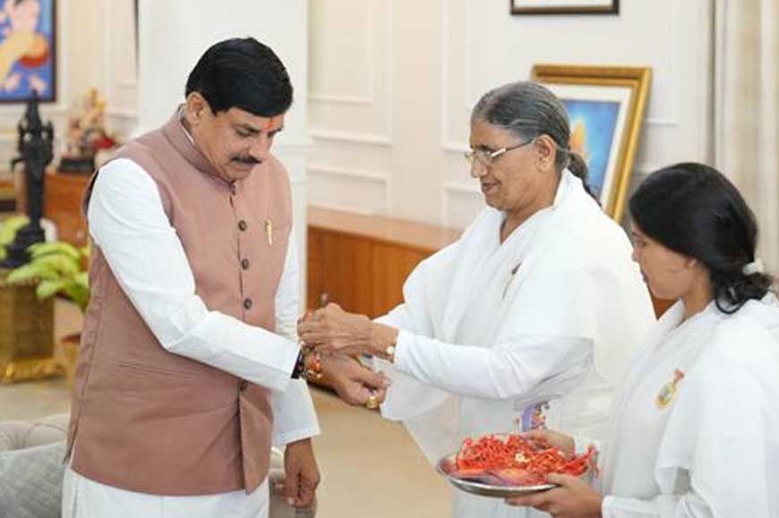 मुख्यमंत्री डॉ. यादव को बहनों ने बांधे रक्षा सूत्र, माउंट आबू संगोष्ठी का दिया आमंत्रण