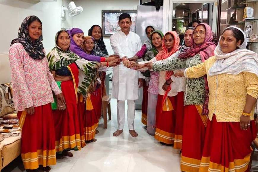 महापौर ने सफाईमित्र बहनों से बंधवाई राखी, बोले- शहर की स्वच्छता की असली ताकत आप