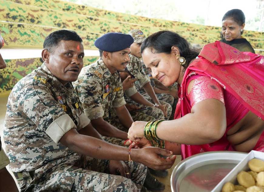हिंसा छोड़ मुख्यधारा में लौटीं बहनों ने DRG जवानों की कलाई पर बांधी राखी, दिया शांति और विश्वास का संदेश