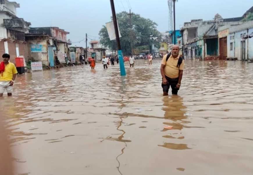 सतना-चित्रकूट में बारिश का कहर! घर-दुकानों में घुसा पानी, सड़कों पर चली नाव