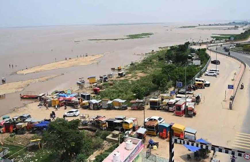 पटना में गंगा का जलस्तर घटा, फिर भी खतरे के निशान से ऊपर; दियारा इलाकों में पानी जमा