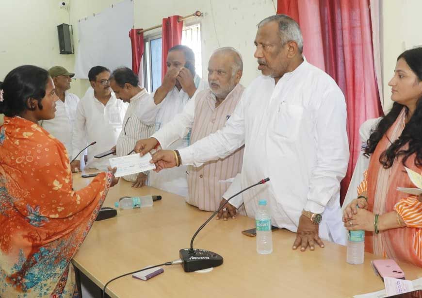 नालंदा में ग्रामीण विकास मंत्री श्रवण कुमार ने 119 लाभुकों को दिया योजनाओं का लाभ