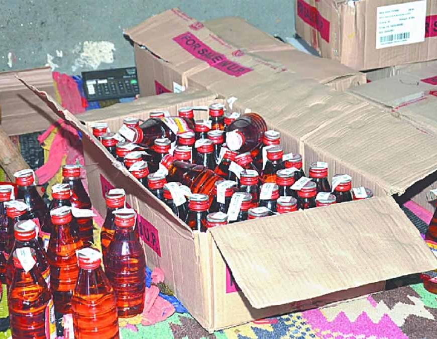 बिना नंबर वाली स्कूटी पर 220 पाव अवैध शराब, पुलिस ने 2 तस्करों को पकड़ा