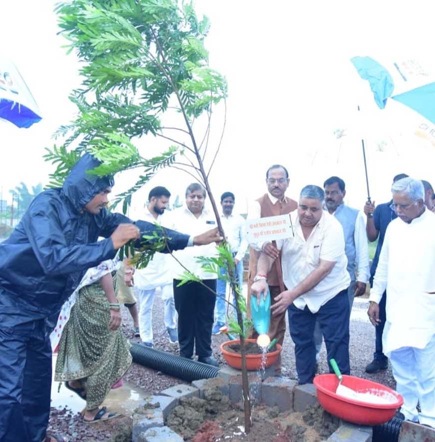 ‘एक पेड़ माँ के नाम’ अभियान से पर्यावरण संरक्षण का संदेश, मंत्री  राजेश अग्रवाल ने किया वृक्षारोपण