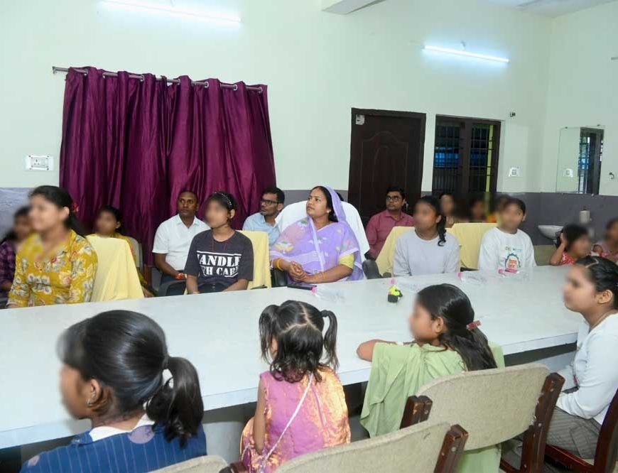 मंत्री  लक्ष्मी राजवाड़े ने बालिका गृह की बेटियों के साथ सुनी ‘मन की बात’ ’