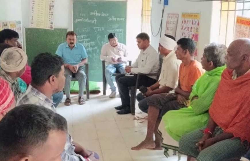 करोड़ों की रॉयल्टी देने वाला गांव, फिर भी तिरपाल के नीचे पढ़ने को मजबूर बच्चे