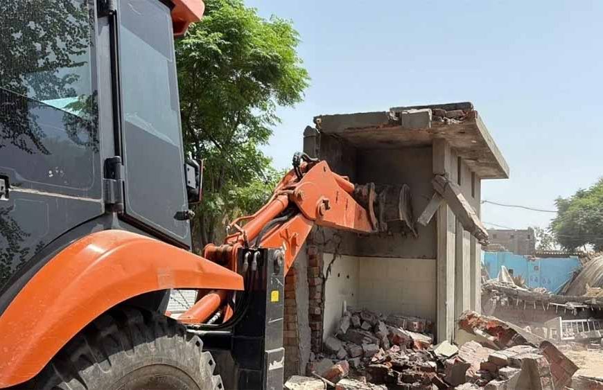 बठिंडा में महिला नशा तस्कर के घर पर चला बुलडोजर, नोटिस के बाद भी नहीं हटाया कब्जा
