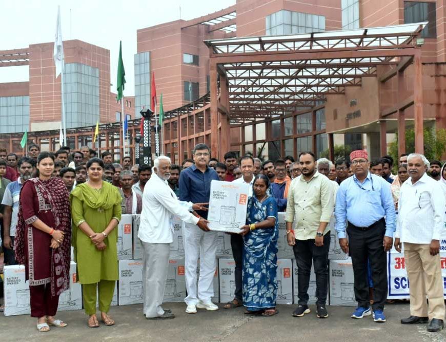 आईसीएआर-एनआईबीएसएम ने एससीएसपी कार्यक्रम के तहत किसानों को वितरित किए पावर स्प्रेयर एवं सोलर पैनल