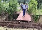 6 साल से अधूरा पड़ा पुल, जान जोखिम में डालकर स्कूल जा रहे बच्चे