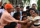 जन्माष्टमी के बाद बच्चों से मिले CM योगी, चॉकलेट-खिलौने पाकर खिल उठे मासूमों के चेहरे